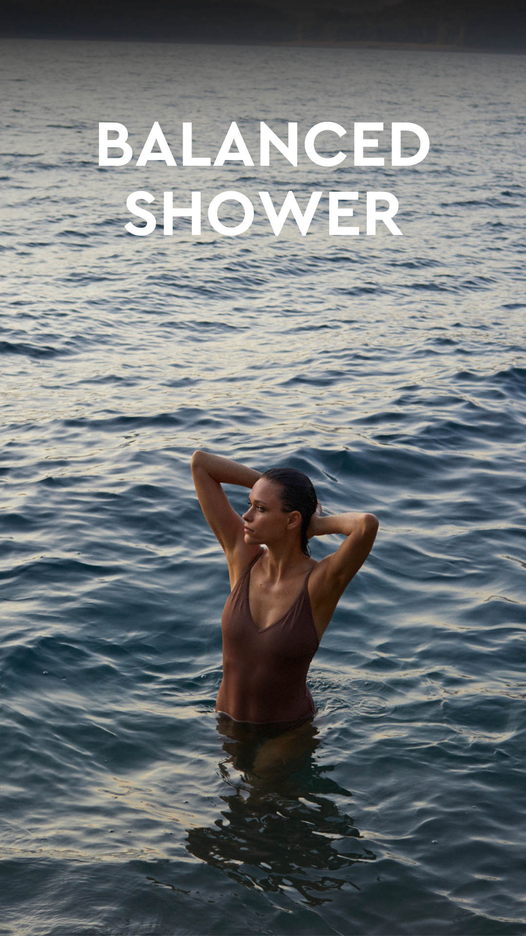 Vrouw staat in de zee